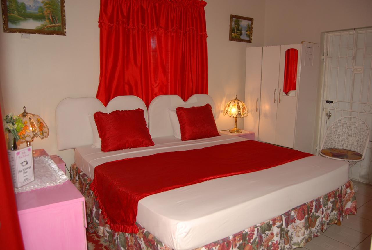Pink Hibiscus Bed And Breakfast Montego Bay Exteriör bild